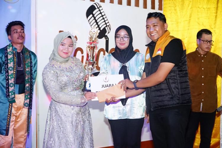 Marliana dari Buyu Raih Juara Pertama Lomba Karaoke Pilkada Damai 2024 Kabupaten Lingga