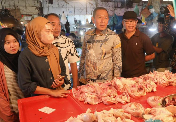 Pjs Wali Kota Batam Tinjau Pasar Tos 3000, Pastikan Stabilitas Harga Bahan Pokok