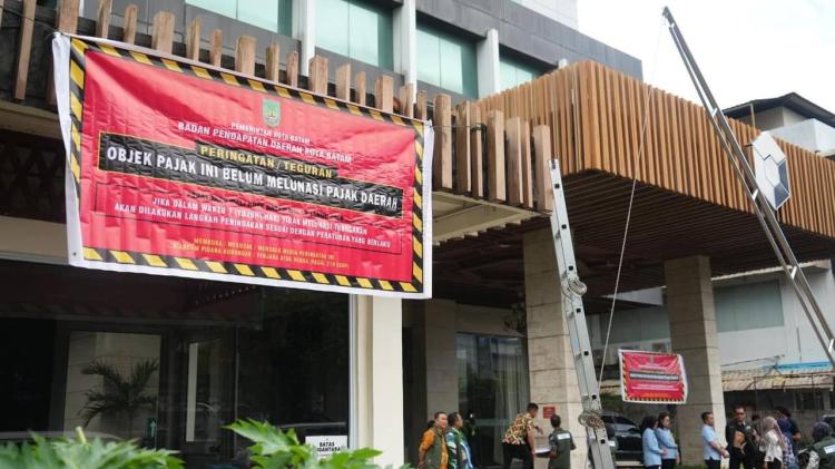 Bapenda Batam dan Tim JPN Pasang Spanduk Peringatan di Hotel Mewah Penunggak Pajak