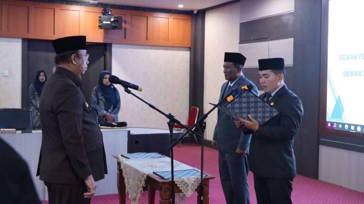 Plt Bupati Karimun Anwar Hasyim Lantik Dewan Pengawas BUMD Periode 2024-2028, Dorong Peningkatan Kinerja dan Pelayanan