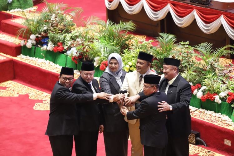Iman Setiawan Resmi Dilantik sebagai Ketua DPRD Kepri 2024-2029, Fokus Pembentukan AKD dan APBD 2025