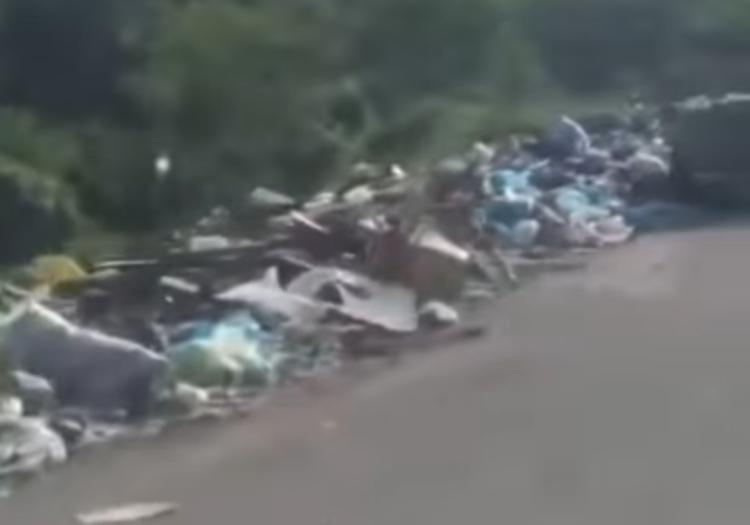 Duh! Sampah dan Pecahan Kaca Menumpuk di Bibir Jalan Kawasan Industri Horizon, Batam