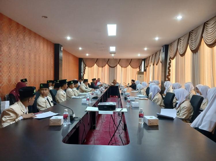 Ismiyati Sambut Puluhan Santri Al Idris Bintan Kunjungi Kantor DPRD Kepri, Pelajari Proses Legislasi