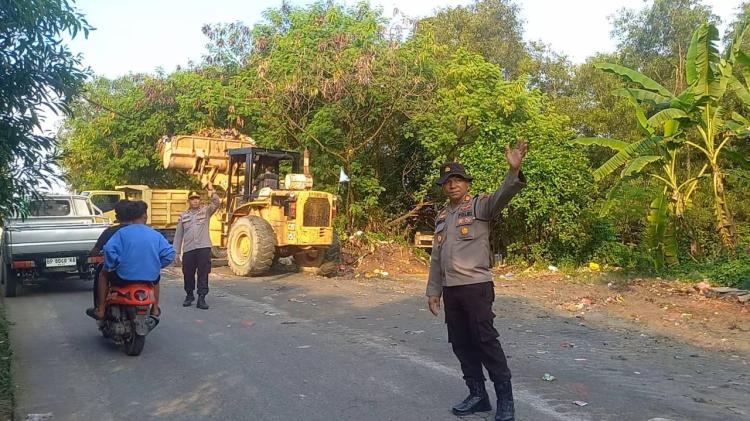 Polsek Tebing Kerahkan Alat Berat Bersihkan Sampah Menumpuk di TPS-TPS