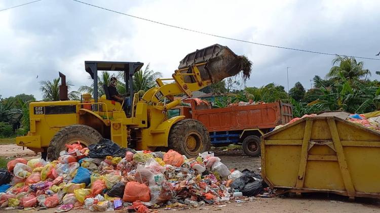 Polsek Tebing Bersihkan Sampah Menumpuk di TPS Kecamatan Tebing dengan Alat Berat, Ini Upayanya