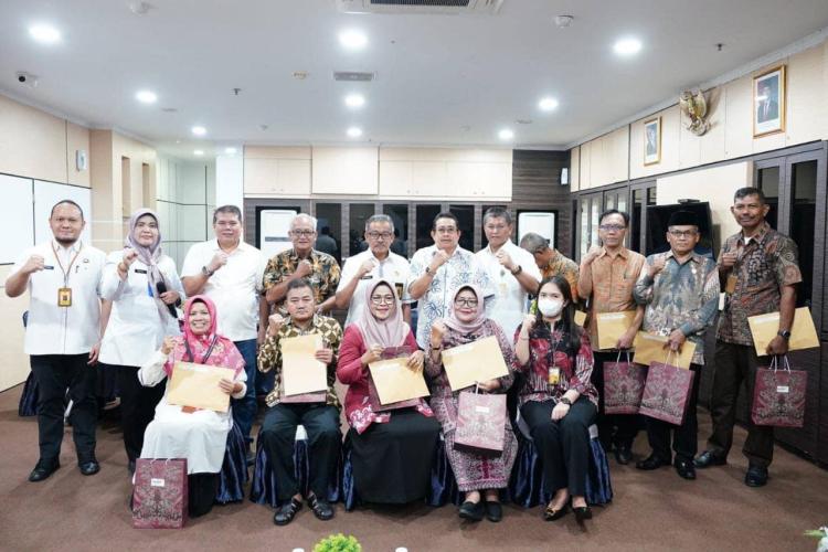 Sepuluh PNS Pemko Batam Resmi Purna Tugas, Sekda Jefridin Serahkan SK Pensiun