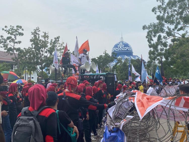 10 Hari Prabowo Jabat Presiden, Buruh di Batam Demo Tuntut Kenaikan UMK 30%