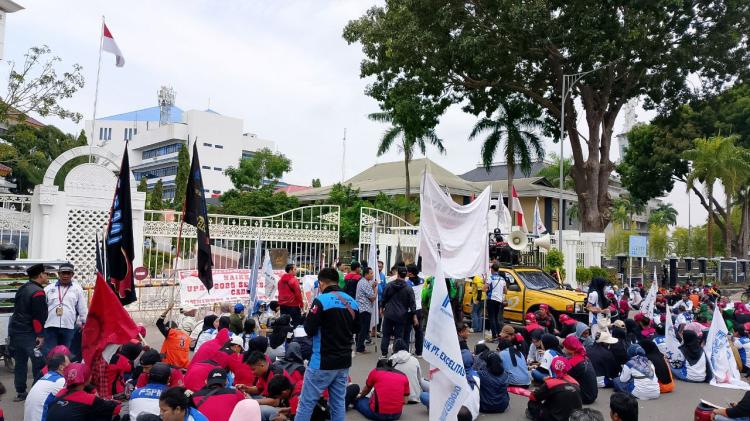 Ratusan Massa Koalisi Rakyat Batam Gelar Aksi Damai, Tuntut Kenaikan Upah dan Pencabutan UU Cipta Kerja