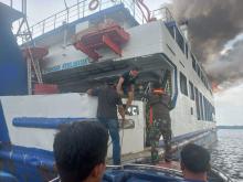 TNI AL Lantamal IV Evakuasi 12 Kru Kapal Roro KMP Tandeman yang Terbakar di Perairan Telaga Punggur Batam