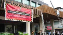 Bapenda Batam dan Tim JPN Pasang Spanduk Peringatan di Hotel Mewah Penunggak Pajak