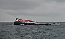 Bangkai Kapal Cepat Ini Dibiarkan Bertahun-tahun Nyangkut di Batu Karang Perairan Pulau Buluh Patah Karimun