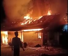 Dua Rumah di Komplek Timah Desa Perayun Karimun Terbakar Hebat, Diduga Akibat Ledakan