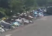 Duh! Sampah dan Pecahan Kaca Menumpuk di Bibir Jalan Kawasan Industri Horizon, Batam
