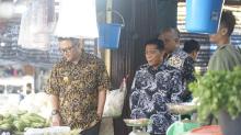 Turun ke Pasar Dabo, Pjs. Bupati Lingga Pastikan Harga Sembako Terkendali