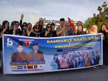 Istri Anggota DPRD Karimun Beraksi, Kampanyekan Paslon BaRa Sambil Berbagi