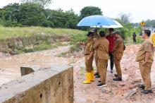 Sekda Batam Tinjau Drainase Meluap di Taman Duta Mas, Sedimentasi dan Sampah Jadi Pemicu Utama