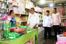 Pjs Bupati Lingga Sidak Pasar di Lingga Utara dan Senayang, Pantau Ketersediaan Bahan Pangan Jelang Pilkada