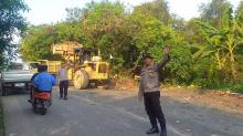 Polsek Tebing Kerahkan Alat Berat Bersihkan Sampah Menumpuk di TPS-TPS