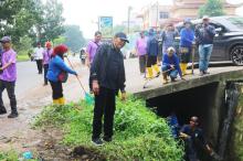 Pjs Wali Kota Batam Andi Agung Pimpin Gotong Royong Pemulihan Banjir di Sejumlah Titik