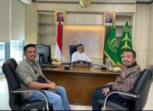 Kasus Bonsai Memanas, Suami Ketua DPRD Lingga bersama Kabag Prokopim Pamer Foto Dengan Pejabat Tinggi Kejagung