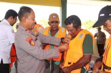 Satpolairud Polres Karimun Bagikan Life Jacket untuk Tingkatkan Keselamatan Nelayan di Laut
