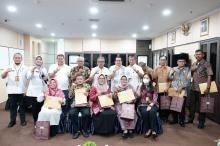 Sepuluh PNS Pemko Batam Resmi Purna Tugas, Sekda Jefridin Serahkan SK Pensiun