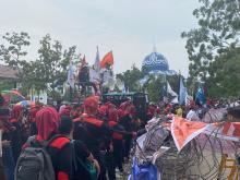 10 Hari Prabowo Jabat Presiden, Buruh di Batam Demo Tuntut Kenaikan UMK 30%