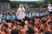 Pelajar SMAN 8 Batam Sambut Antusias Kedatangan Plt. Gubernur Kepri, Hj. Marlin Agustina