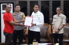 Temui Buruh Pjs Wali Kota Batam Tanggapi Tuntutan Buruh FSPMI untuk Kenaikan UMK 2025 
