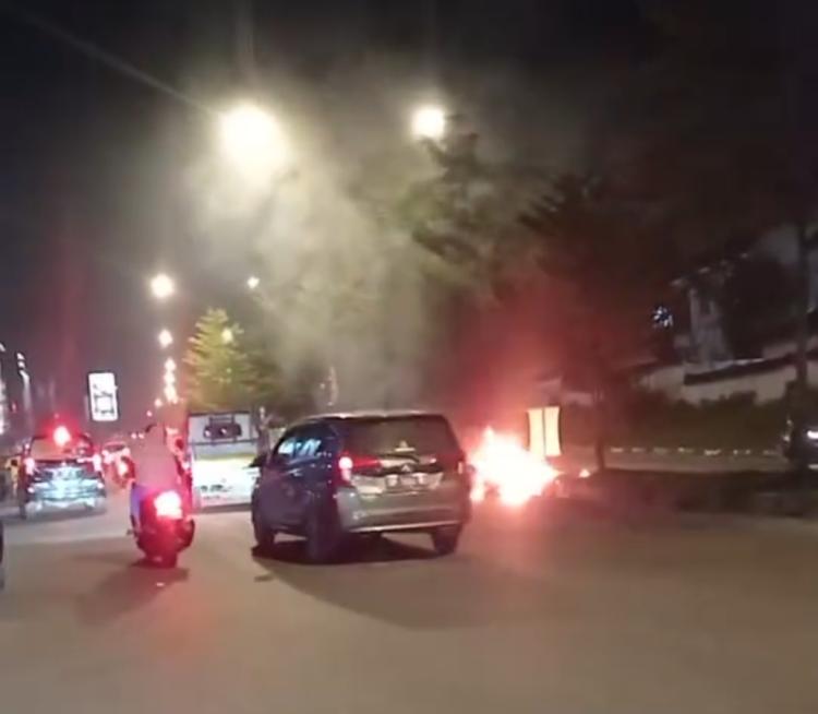 Satu Unit Motor Thunder Terbakar di Simpang Sei Panas, Pemilik Motor Menghilang
