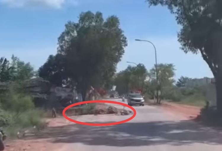 Lubang Menganga di Jalan RS Bhayangkara Nongsa Bahayakan Pengguna Jalan, Ojol Jadi Korban
