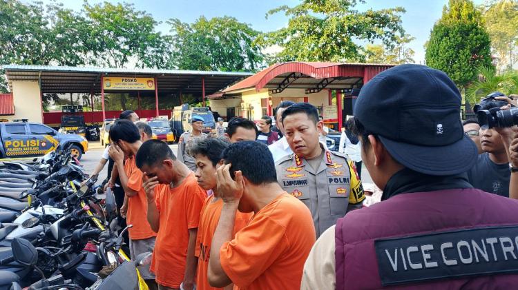 Polresta Barelang Gerebek Perjudian Dadu dan Sabung Ayam di Batam, Amankan 7 Tersangka dan Barang Bukti