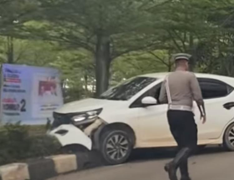 Kecelakaan di Simpang Fly Over Laluan Madani Batam, Mobil Honda Brio Tabrak Pembatas Jalan