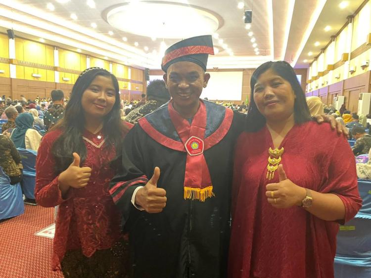 Petani Batam, Rudy Tarigan, Raih Gelar Magister Hukum Cumlaude: Kisah Inspiratif Perjuangan dan Dedikasi