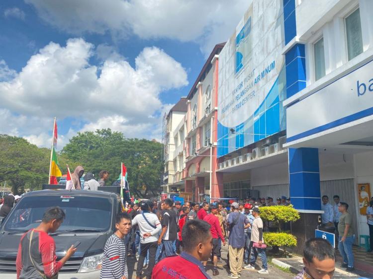 Krisis Air di Gia Residence Batam, Warga Gelar Aksi Protes di Kantor PT ABH