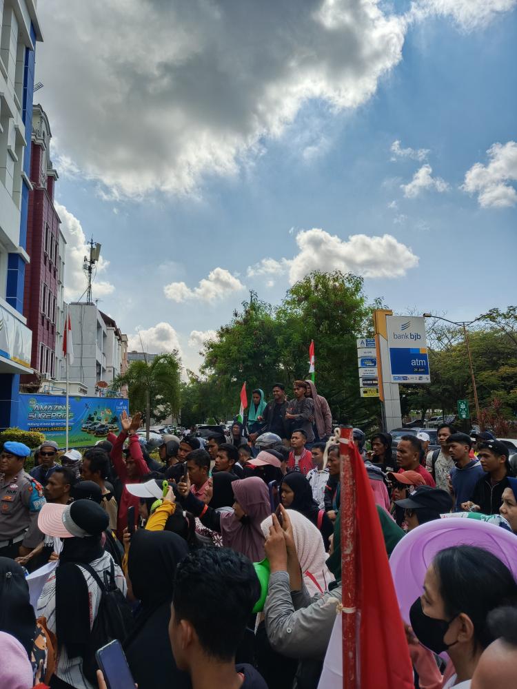Warga GIA Residence Batam Datangi Kantor PT ABH, Orasi Bawa Truk Terbuka