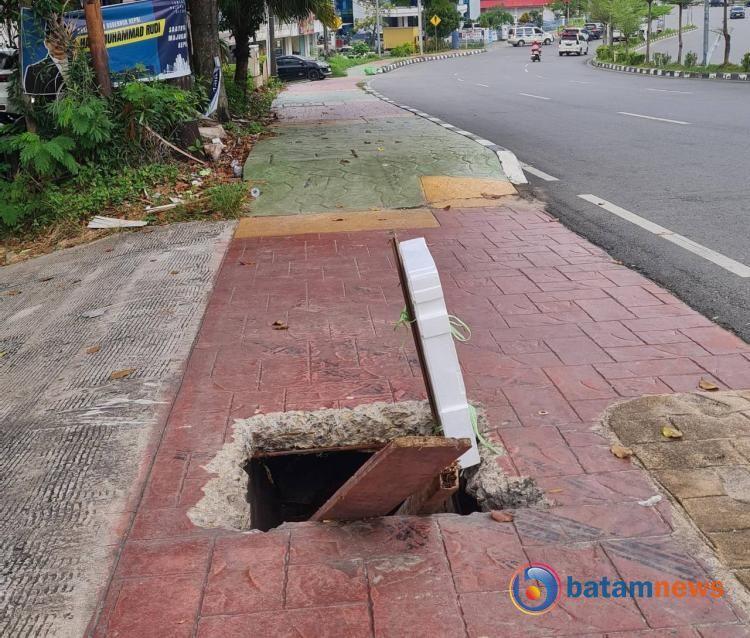 Lubang Menganga di Trotoar Jalan Raden Fatah Batam Resahkan Warga