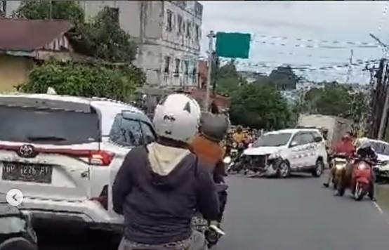 Dua Mobil Terlibat Kecelakaan Lalu Lintas di Tanjakan Simpang Perla Tanjungpinang