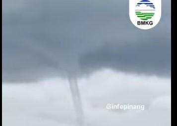Fenomena Waterspout Terjadi di Tepi Laut Tanjungpinang, Warga Diminta Waspada