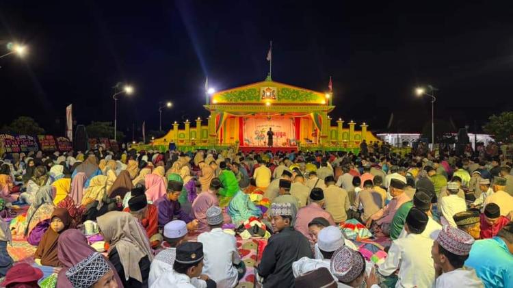 Makan Malam `Sehidang Berlima` Warnai Hari Jadi Kabupaten Lingga ke-21, Ribuan Warga Berkumpul