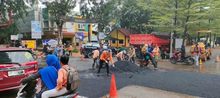 Akses Jalan Raja M Saleh Depan Cikitsu Rusak Parah, Lubang Besar Rutin Menghadang Pengendara