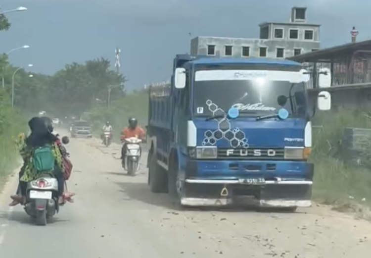 Warga Kampung Belian Resah Akibat Truk Pengangkut Tanah Beroperasi Hingga Tengah Malam, Sebabkan Pencemaran Lingkungan