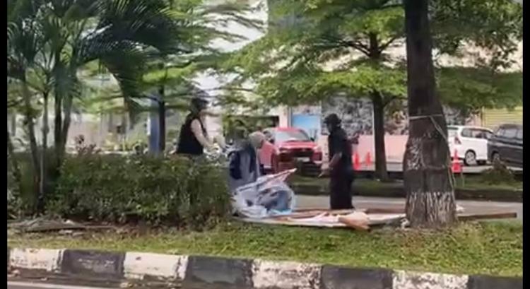 Masuki Masa Tenang, Panwascam dan KPU Batam Bongkar Alat Peraga Kampanye yang Masih Terpasang 