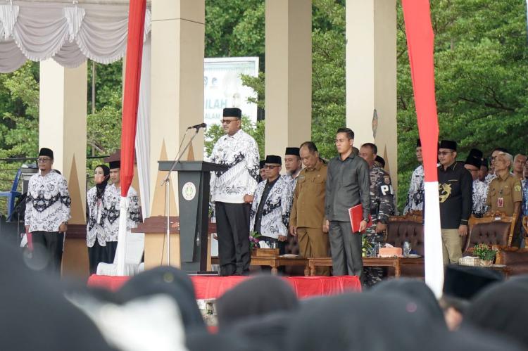 Peringatan HGN dan HUT PGRI ke-79 di Karimun, Aunur Rafiq: Guru sebagai Pilar Pendidikan dan Kesejahteraan