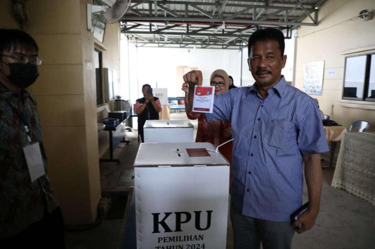 Calon Gubernur HM Rudi Nyoblos di TPS 017 Rosedale, Ini Pesannya ke Warga