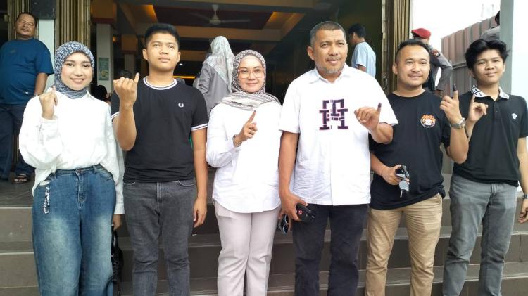 Cuaca Hujan, Rocky Marciano Bawole Tetap Nyoblos di TPS 003 Karimun