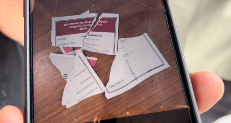 Duh! Mantan Ketua RT di Karimun Sobek Surat Suara Pilgub Kepri saat Hendak Nyoblos