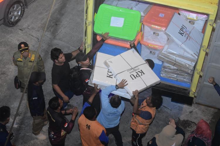 Hasil Sementara Real Count KPU di Kabupaten Natuna: Cen Sui Lan - Jarmin dan Wan Siswandi - Rodhial Huda Bersaing Ketat