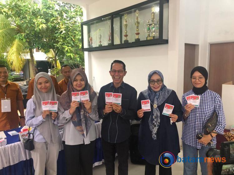 Nyoblos di TPS 18 Perumahan Cendrawasih, Amsakar Kompak Bareng Anak dan Istri Salurkan Hak Suara