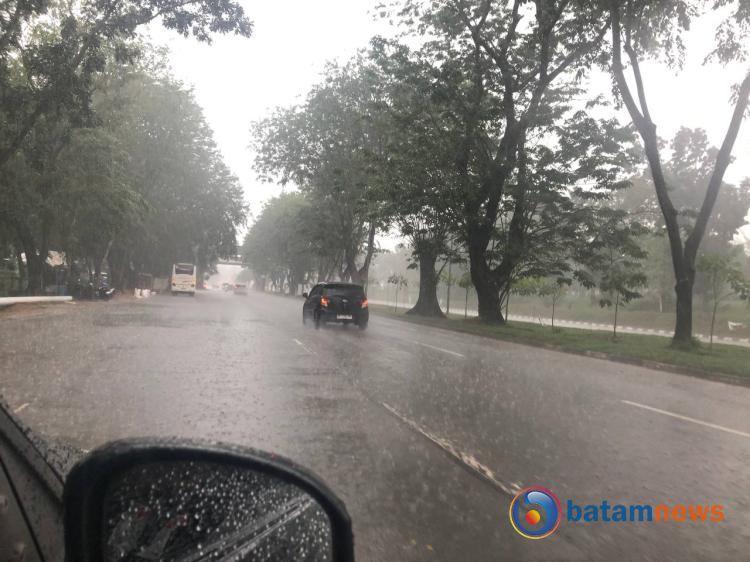Waspada! Cuaca Ekstrem Hujan Petir Guyur Batam, Jumat 29 November 2024